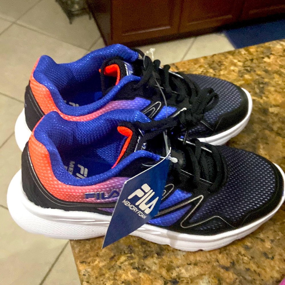 Fila sneakers- woman size 6 Brand new